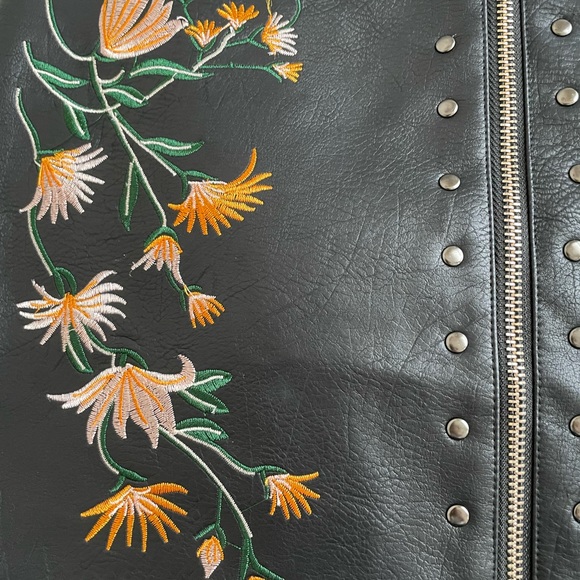 Ellison Faux Embroidered Leather mini skirt NWT size M - Picture 2 of 6